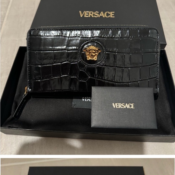 Versace Croc Embossed Long Wallet
Calf Leather NWT $725 - Picture 3 of 6